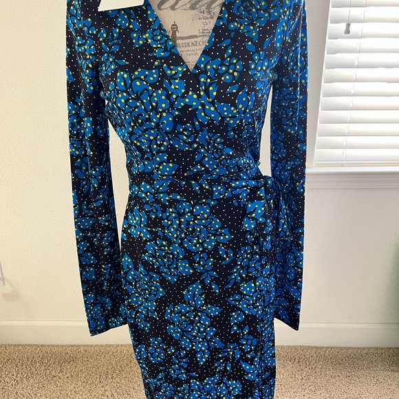 DVF Silk Wrap Dress NWT - Picture 2 of 4